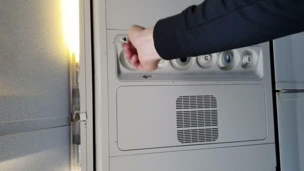 E 'difficile respirare su un aereo. La mano che aggiunge aria alla cabina — Video Stock