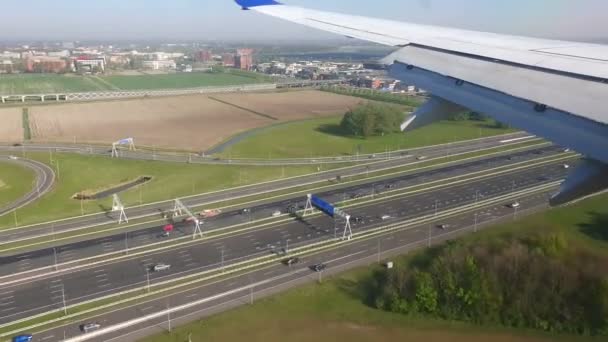 Landing in Schiphol Airport Amsterdam. View through Passenger Window — Stockvideo