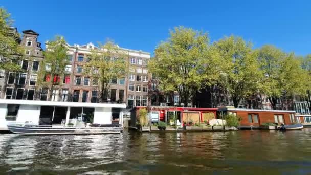 Amsterdam, Nizozemsko. 25.04.2019 restaurace nacházející se v kantálech Amsterdamu. Pohled z cestovní lodi. Snímek s širokoúhlý objektiv — Stock video