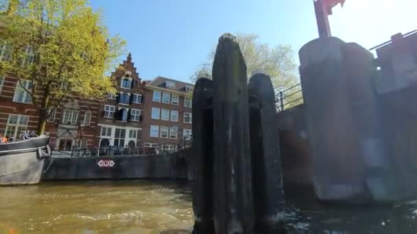 オランダ、アムステルダム25.04.2019. ツアーボートからのアムステルダム運河ツアービュー.晴天の街の旧市街の素晴らしい風景. — ストック動画