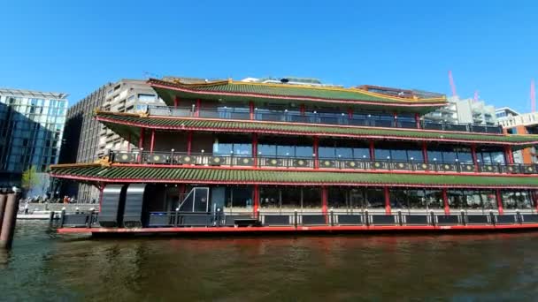 Amsterdam, Netherlands. 25.04.2019. traditioneel Chinees restaurant op het water in zonnige dag. Uitzicht vanaf de toeristische boot — Stockvideo