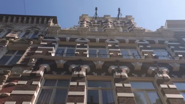Parte central de Ámsterdam en los Países Bajos. Movimiento de cámara y una mirada a la arquitectura de las casas locales . — Vídeos de Stock