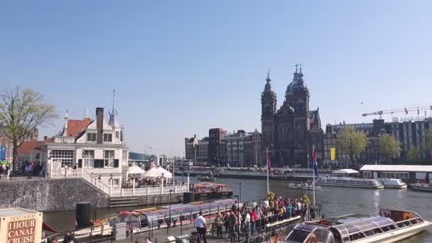 Amsterdam, Nizozemsko. 25.04.2019 Bazilika svatého Mikuláše v Amsterdamu se natáčel z vody kanálu. Amsterdam Nizozemsko. Zatlačit do záběru. — Stock video