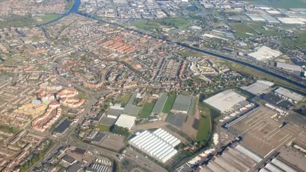 Amsterdam vanuit het vlak venster. Trillingen in de cockpit en de camera die de. — Stockvideo