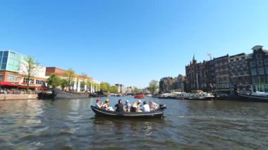 Amsterdam, Hollanda. 25.04.2019. Amsterdam kanallarına park edilmiş eski gemiler. Tur teknesinden manzara. Geniş açılı lensile çekim
