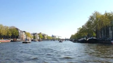 Amsterdam, Güneşli gün. Düşük ve ünlü Magere Brug köprü yükseltmek