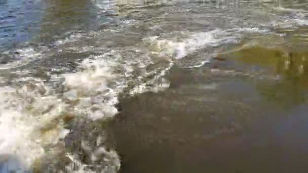 Burbujas de agua que se formaron a partir del motor de la lancha — Vídeos de Stock