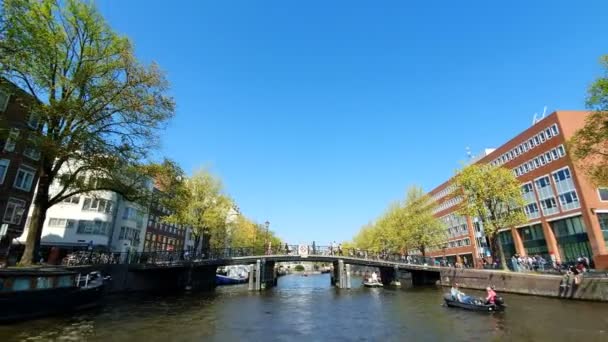 从旅游船欣赏阿姆斯特丹运河之旅的景色。阳光明媚的天气，城市老区的壮丽景色. — 图库视频影像