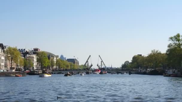 Amsterdam, día soleado. Baja y levanta el conocido puente Magere Brug — Vídeos de Stock