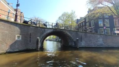 Amsterdam, Hollanda. 25.04.2019. Yedi köprüde bir turist teknesinden görünüm. Turist teknelerinden Amsterdam Köprüleri.