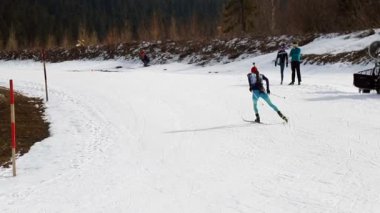 Ukrayna. Yavoriv, ne zaman? 12 Mart 2019. Kız ve erkek öğrenciler grubu, yerel biatlon yarışmalarına katılıyor