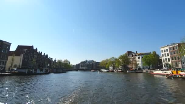 Tur teknesinden Amsterdam kanal turu görünümü. Güneşli havalarda şehrin eski bölümünün inanılmaz manzarası. — Stok video