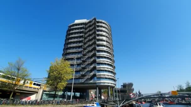 Silver Tower Amsterdam mot en stark himmel. Utsikt från Turistbåten — Stockvideo