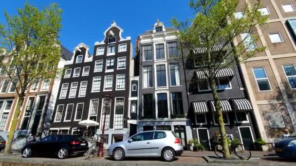 Amsterdam, Nizozemsko. 25.04.2019. nádherná architektura domů v Amsterdamu. Domy jsou nakloněné v různých směrech. Fasády domů v Amsterdamu za slunečného dne — Stock video