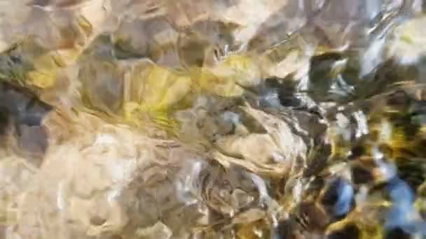 슬로우 모션으로 흐르는 물의 흐릿한 배경. 크릭 의 바닥에 반사 눈부심. — 비디오