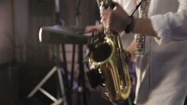 Altın saksafonda saksafoncu oyun. Caz müziği.