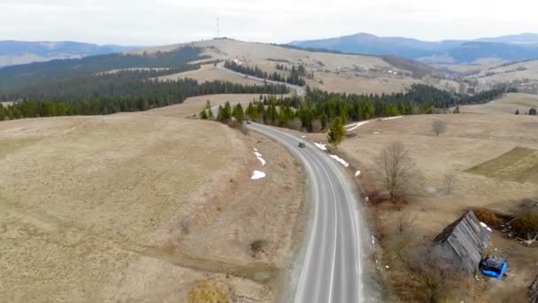 Două mașini se deplasează pe drum în munți . — Videoclip de stoc