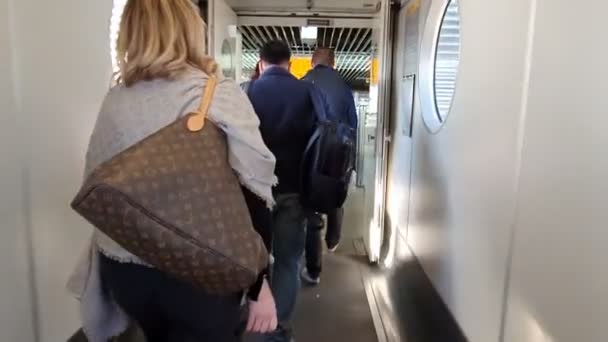 Amsterdam. Nederländerna. 20 april, 2019. Folk anlände till flygplatsterminalen i Amsterdam, lämnar flygplanet passera till flygplatsterminalen. — Stockvideo