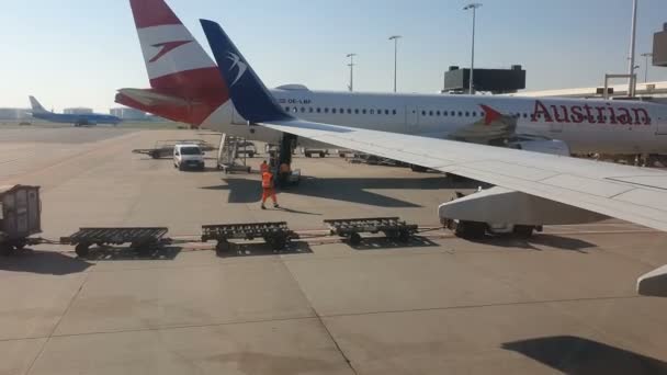 Amsterdam. Hollanda. 20 Nisan 2019. Polonya havayolu şirketi Lot'un uçağı Amsterdam Shiphol Havaalanı'na ulaştı. Yolcu penceresinden kalkış smigi görünümü — Stok video