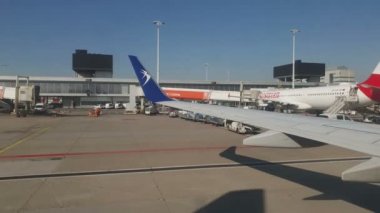 Amsterdam. Hollanda. 20 Nisan 2019. Polonya havayolu şirketi Lot'un uçağı Amsterdam Shiphol Havaalanı'na ulaştı. Yolcu penceresinden kalkış smigi görünümü