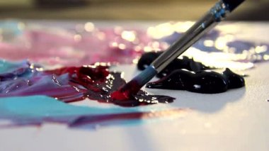Sanatçı farklı renklerde akrilik boya çizim için bir fırça ile karışımları. Resim çizmek için renkleri hazırlanması