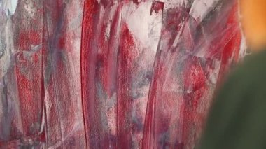 Spatula ve akrilik boyalar ile çizim. Bir kadın sanatçının eli, çizim için bir spatula tutan ve tuvalboya uygulamak.