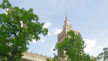 Varşova Polonya. Kültür ve bilim evi. Kameranın hareketi, yeşil ağaçların arasından görüntüle