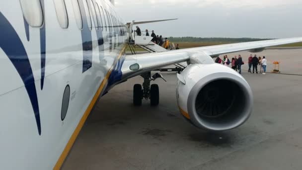 Warschau. Polen. Am 21. Mai 2019 steigt Ryanair in den Flieger. Passagiere steigen auf Leiter und steigen ins Flugzeug — Stockvideo