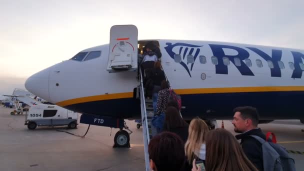 WARSAW. POLAND. May 21, 2019 Ryanair plane is being boarded. Passengers climb the ladder and enter the plane — Stock Video