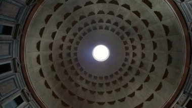 Roma İtalya Pantheon Roma'da popüler turistik yer. Panteon Kubbesi. Kubbenin çatısından bir ışık demeti parlar..