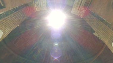 Roma İtalya Pantheon Roma'da popüler turistik yer. Panteon Kubbesi. Kubbenin çatısından bir ışık demeti parlar..