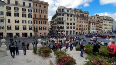 Roma. İtalya. Mayıs 21, 2019 Parlak güneşli bir günde İspanya meydanı. Turist grupları turizm alanı Piazza di Spagna büyük merdiven boyunca yürümek