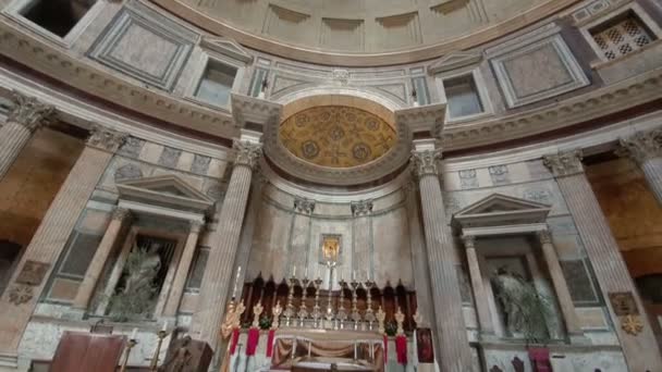 Rom. Italien. 21 maj 2019 många turister i mitten av Pantheon kyrkan i Rom. ett populärt turistmål och ett monument av arkitektur. — Stockvideo