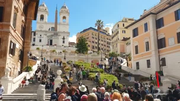 ローマ。イタリア。2019年5月21日、明るい晴れの日にスペイン広場。観光客のグループは、観光地広場ディスパニャの大きな階段に沿って歩きます — ストック動画