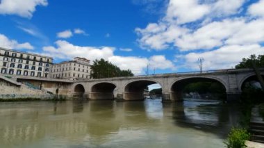 Tiber nehri üzerindeki Köprü Roma, İtalya.