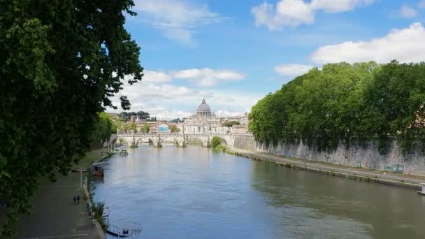 Pohled z mostu do řeky Tiber a do Vatikánského města v Itálii. Historické památky starověkého Říma, cestovní destinace. — Stock video