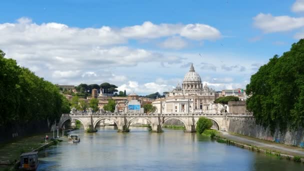 Vista dal ponte sul fiume Tevere e sulla città vaticana in Italia. Monumenti storici dell'Antica Roma, meta di viaggio . — Video Stock