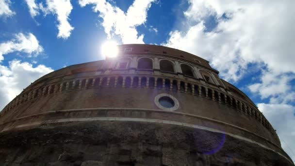 Rom. Italien. 21 maj, 2019 Castle Sant Angelo eller Mausoleum, i Rom, Italien, mot den blå himlen. Solens strålar ser ut från slottet. Utsikt från foten av slottet uppför. — Stockvideo