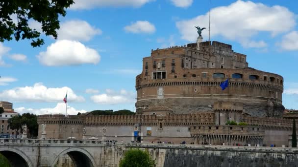 Řím. Itálie. 21. května 2019 Castel Sant Angelo nebo mauzoleum v Římě Itálie Historický hrad, který se nachází nedaleko Vatikánu. Turistické místo v Římě. — Stock video