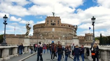 Roma. İtalya. 21 Mayıs 2019 kale önünde köprüde turist grubu. Roma Italya 'daki Castel Sant Angelo veya Mausoleum. Roma 'nın turistik yeri.