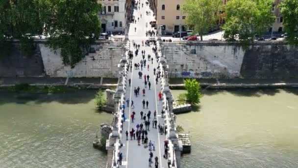 ローマ。イタリア。2019年5月21日 人々はセントアンジェロ橋を歩きます。カステル・サンタンジェロから歩道橋とティベル川までの眺め — ストック動画