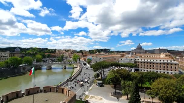 Roma. İtalya. 21 Mayıs 2019. Vatikan'a yukarıdan bak. St. Angel şatosundan Vatikan Panoraması. — Stok video