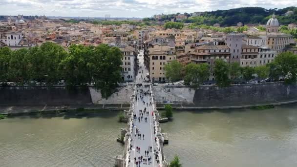 Roma. İtalya. 21 Mayıs 2019 İnsanlar St Angelo Köprüsü'nde yürüyor. Castel Santangelo'dan yaya köprüsüne ve Tiber nehrine manzara — Stok video