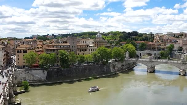 Kilátás a Tiberis folyón a magasból. Kilátás a Castel Santangelo Rómába és a Tiberis folyó — Stock videók