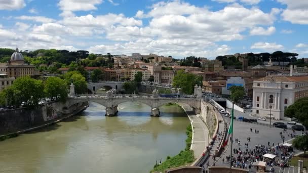 Uitzicht op de rivier de Tiber vanaf een hoogte. Uitzicht vanaf Castel SantAngelo naar Rome en de rivier de Tiber — Stockvideo