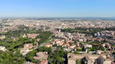 Kolezyum'a doğru hava uçuyor. Roma'daki Kolezyum'un yüksekten görünümü. Kamera Kolezyum'a yakın.