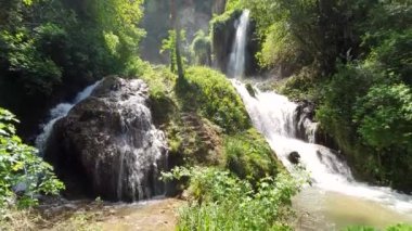 Tivoli yaban hayatı Parkı Güneşli havamuhteşem şelale, İtalya.