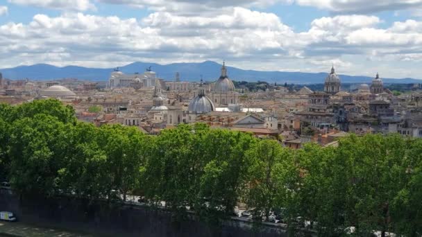 Mirada a la Cistina Central de Roma desde Castel Santangelo. Arquitectura de Roma con montañas al fondo . — Vídeos de Stock