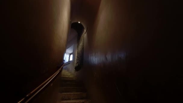 Interno del Santuario di Sant Agelo Italia. Movimento della telecamera in cima alle scale. la luce entra dalla finestra nel castello — Video Stock