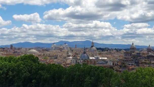 Pohled na centrální Cistinu Říma z Castelu Santangelo. Architektura Říma s horami na pozadí. — Stock video